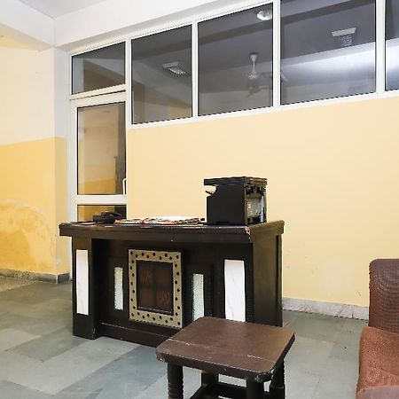 Oyo 28126 Charanpahari Hotel Нью-Делі Екстер'єр фото